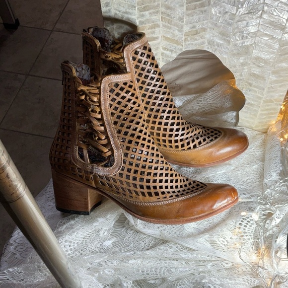 FreeBird by Steve Madden booties corset lattice boots **vintage-read* leather 10 - Picture 10 of 13